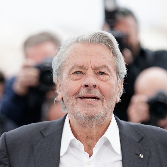 Photocall de la Palme d’or d’honneur à Alain Delon lors du 72ème Festival International du film de Cannes. Le 19 mai 2019 
© Jacovides-Moreau / Bestimage