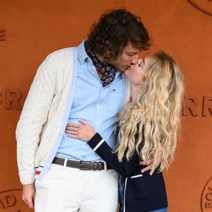 À 38 ans, Victoria Montfort, la fille de Nelson Montfort, a décidé de faire le grand saut. 

Victoria Monfort et son petit ami Hugo Cremaschit assistent aux Internationaux de France 2024 à Roland Garros à Paris, France. Photo par Laurent Zabulon/ABACAPRESS.COM