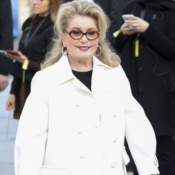 Invitée dans Les Rencontres du Papotin, elle répond à une question sur ce deuil toujours douloureux.

Catherine Deneuve au défilé Louis Vuitton Collection Femme Prêt-à-Porter Automne/Hiver 2026-2027 lors de la Fashion Week de Paris, le 10 mars 2026.

Photo : Michtof / PsnewZ / Bestimage