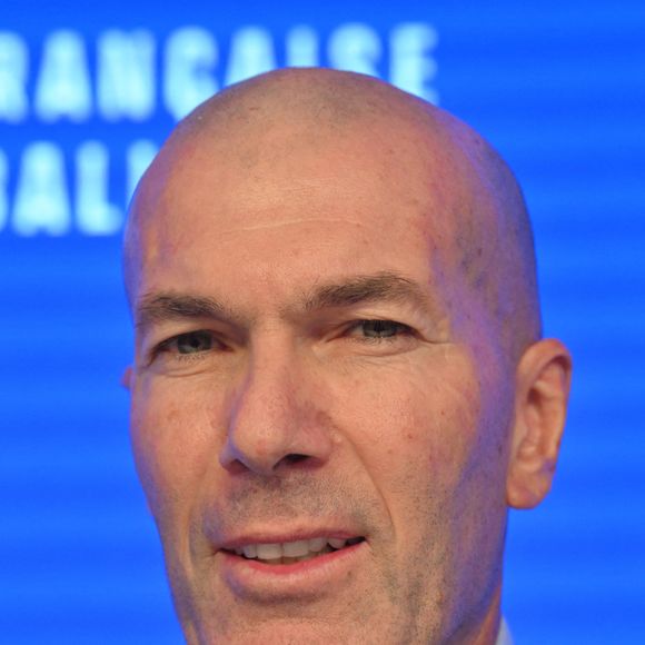 L'ancien international français de football Zinédine Zidane s'exprime lors d'une conférence de presse visant à le présenter comme le nouveau sélectionneur de l'équipe de France, au siège de la Fédération française de football (FFF) à Paris, le 28 juillet 2026. © Christian Liewig/Bestimage