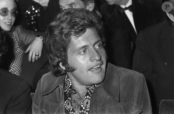 Julien s’implique tôt dans la préservation de l’œuvre de Joe Dassin, collaborant avec Sony avant de monter ses propres projets musicaux.

Archives - Le premier Olympia de Michel Sardou en vedette Joe Dassin © Jean-Claude Woestelandt / Bestimage