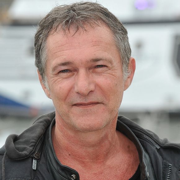 Acteur français d’origine polonaise, Bruno Wolkowitch n'avait que 23 ans lorsqu'il a été reçu au prestigieux Conservatoire national d'art dramatique de Paris.

Bruno Wolkowitch pose pour le photocall du telefilm ' A Corde Tendue ' durant le 15e Festival de la Fiction Tv de La Rochelle, France. Agence / Bestimage