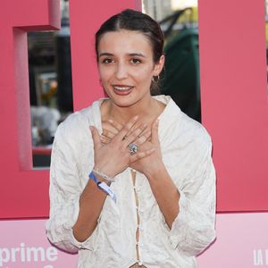 Et impossible de la regarder sans être frappé par la génétique. Car Carmen est la fille du célèbre acteur et réalisateur Mathieu Kassovitz et de l'actrice et costumière Julie Mauduech.

Carmen Kassovitz (fille de Mathieu Kassovitz) - Photocall Prime Video "Elle" Summer Party au Noti Club à Paris le 6 juillet 2026. © Coadic Guirec/Bestimage