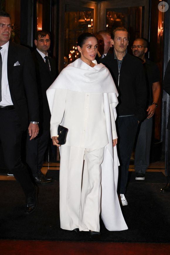 Meghan Markle a fait une apparition remarquée à Paris, en France, le 4 octobre 2025, dans un ensemble chic entièrement blanc qui respirait l'élégance et la sophistication.Photo by Aissaoui Nacer/Splash News/ABACAPRESS.COM