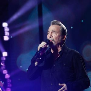 L’interprète de Savoir aimer expliquait également devoir composer avec sa claustrophobie lors des examens médicaux, tout en restant conscient de la nécessité d’être vigilant. 

Exclusif - Florent Pagny lors de l'enregistrement de l'émission "Serge Lama, le dernier rappel" présentée par F. Bollaert, diffusée le vendredi 21 novembre 2025 sur France 3 à 21h10, au théâtre Marigny à Paris, France, le 29 avril 2025. © Clovis-Moreau/Bestimage