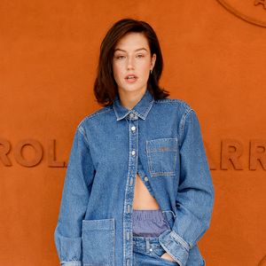 Une pièce culte qui n’avait plus été vue depuis que Mariah Carey l’avait portée lors d’un événement new-yorkais à la fin des années 90. 

Adèle Exarchopoulos au village lors des Internationaux de France de Tennis de Roland Garros 2025, à Paris, France, le 8 juin 2025. © Cyril Moreau/Bestimage