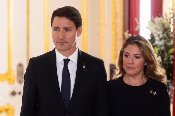 Et depuis, l'ex-femme et mère des trois enfants de l'ancien premier ministre canadien était restée bien silencieuse. 

Info - Justin Trudeau, Premier ministre du Canada, et sa femme Sophie Grégoire-Trudeau se séparent après 18 ans de mariage - Les chefs d'Etats signent le livre de condoléances à Lancaster House à Londres , le 17 septembre 2022.