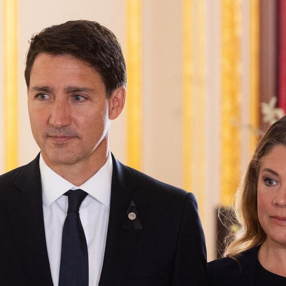 Et depuis, l'ex-femme et mère des trois enfants de l'ancien premier ministre canadien était restée bien silencieuse. 

Info - Justin Trudeau, Premier ministre du Canada, et sa femme Sophie Grégoire-Trudeau se séparent après 18 ans de mariage - Les chefs d'Etats signent le livre de condoléances à Lancaster House à Londres , le 17 septembre 2022.