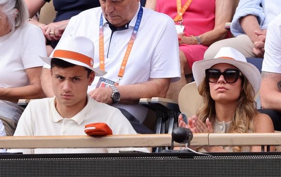 Louis Bielle-Barrey et Chiara vivent "dans le quartier des rugbymen" à Bègles

Louis Bielle-Biarrey et sa compagne Chiara dans les tribunes lors des Internationaux de France de Tennis de Roland Garros 2025. Paris, le 1er Juin 2025. © Dominique Jacovides/Bestimage