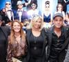 L'illusioniste Mathieu Stepson, l'animatrice Elsa Fayer, et la célèbre antiquaire Caroline Margeridon, connue pour sa participation à "Affaire conclue", étaient eux aussi présents pour saluer le travail de Philippe Shangti.
Mathieu Stepson, Elsa Fayer, Caroline Margeridon, Philippe Shangti, Victoire Margeridon, lors de la présentation de l'œuvre "No Judgement here" de Philippe Shangti avec l'équipe du film "Un p'tit truc en plus" au studio Harcourt à Paris le 4 juin 2025. © Jack Tribeca / Bestimage
