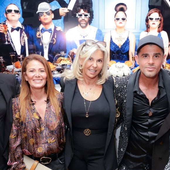 L'illusioniste Mathieu Stepson, l'animatrice Elsa Fayer, et la célèbre antiquaire Caroline Margeridon, connue pour sa participation à "Affaire conclue", étaient eux aussi présents pour saluer le travail de Philippe Shangti.

Mathieu Stepson, Elsa Fayer, Caroline Margeridon, Philippe Shangti, Victoire Margeridon, lors de la présentation de l'œuvre "No Judgement here" de Philippe Shangti avec l'équipe du film "Un p'tit truc en plus" au studio Harcourt à Paris le 4 juin 2025. © Jack Tribeca / Bestimage