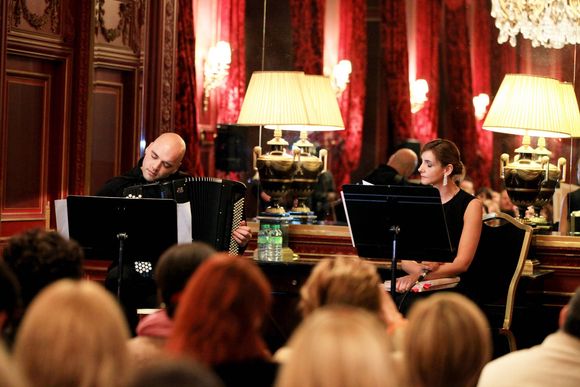 Une collaboration artistique qui semble avoir donné lieu à une belle amitié !

Les 150 ans de l'Intercontinental le 13 mars 2012, Clotilde Courau et Lionel Suarez font une lecture ©AGENCE / BESTIMAGE