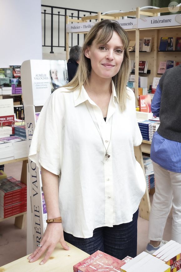 Et ce n'est pas tout ! L'auteure de "La Fugue" a aussi décidé d'en faire une résidence d’écriture pour des écrivaines en herbe.

Aurelie Valognes - Festival du Livre de Paris 2025 au Grand Palais,  Paris, France, le 13 avril 2025. © Jack Tribeca / Bestimage