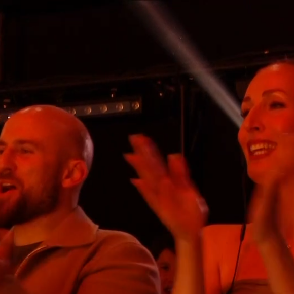 Une jolie blonde qui est venue le soutenir. 

Ian Ziering et sa compagne dans Danse avec les stars, capture d'écran TF1