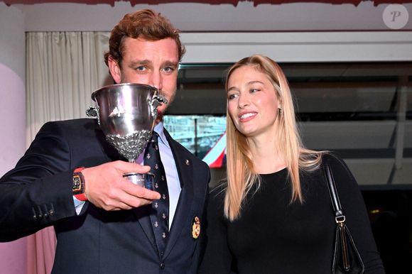 Pierre Casiraghi a pu compter sur la présence de Beatrice Borromeo.

Pierre Casiraghi et sa femme Béatrice Borroméo durant la cérémonie d'intronisation des nouveaux membres du Yacht Club de Monaco ainsi que la remise des YCM Awards-Trophée Credit Suisse 2025, présidé par le prince Albert II de Monaco, le 16 décembre 2025, au Yacht Club de Monaco. Le titre de "régatier du Y.C.M. de l'année 2025" a été remporté par Pierre Casiraghi. Ce sont les membres du Club qui ont voté et choisi entre plusieurs régatiers. © Bruno Bebert / Bestimage