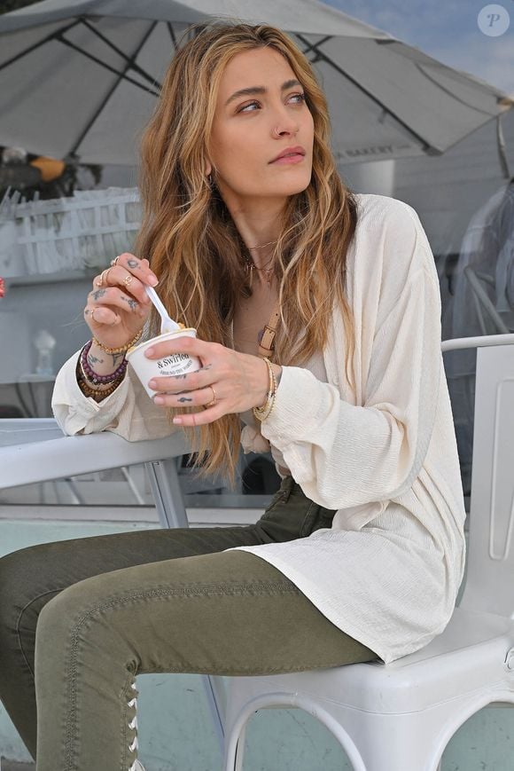 Elle vient de fêter un anniversaire très particulier

Paris Jackson porte un bracelet de tennis TACORI Stilla et des bracelets Crescent Eclipse tout en dégustant une collation à Magnolia Bakery à Los Angeles, CA, USA le 13 octobre 2024. Photo by Joey Andrew/Startraks/ABACAPRESS.COM