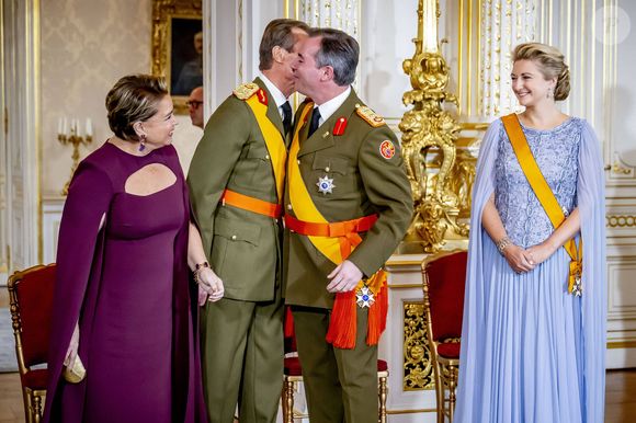Grand-duc Henri de Luxembourg, grande-duchesse Maria Teresa de Luxembourg, prince Guillaume (héritier du trône de Luxembourg), Stéphanie de Lannoy (future grande-duchesse de Luxembourg) : cérémonie d'adieu au Palais Grand-Ducal dans le cadre des festivités marquant le changement de souverain au Luxembourg. Premier jour des célébrations à Luxembourg. Photo : Dana Press / Bestimage