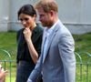 Sur un coin de table, une photo privée des Sussex, envoyée à l'occasion des fêtes de fin d'année, a été repérée
Le prince Harry, duc de Sussex, et Meghan Markle, duchesse de Sussex sont accueillis par des enfants lors de leur visite au Brighton Pavilion à Brighton le 3 octobre 2018.