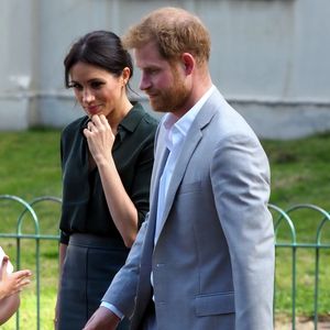 Sur un coin de table, une photo privée des Sussex, envoyée à l'occasion des fêtes de fin d'année, a été repérée
Le prince Harry, duc de Sussex, et Meghan Markle, duchesse de Sussex sont accueillis par des enfants lors de leur visite au Brighton Pavilion à Brighton le 3 octobre 2018.