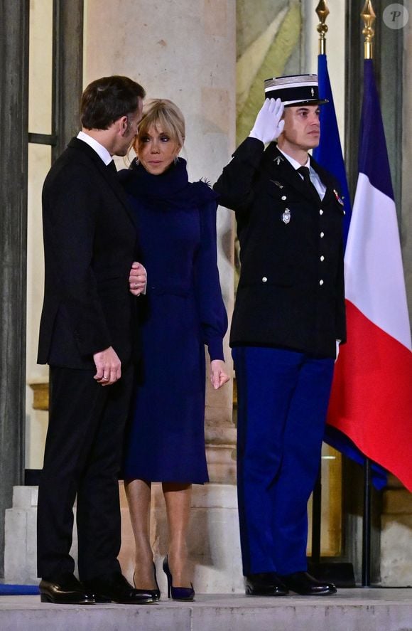 Le président Emmanuel Macron et sa femme Brigitte Macron - Le président de la République française et sa femme accueillent le premier ministre de la Croatie et sa femme au palais de l'Elysée à Paris le 8 décembre 2025.

© Christian Liewig / Bestimage