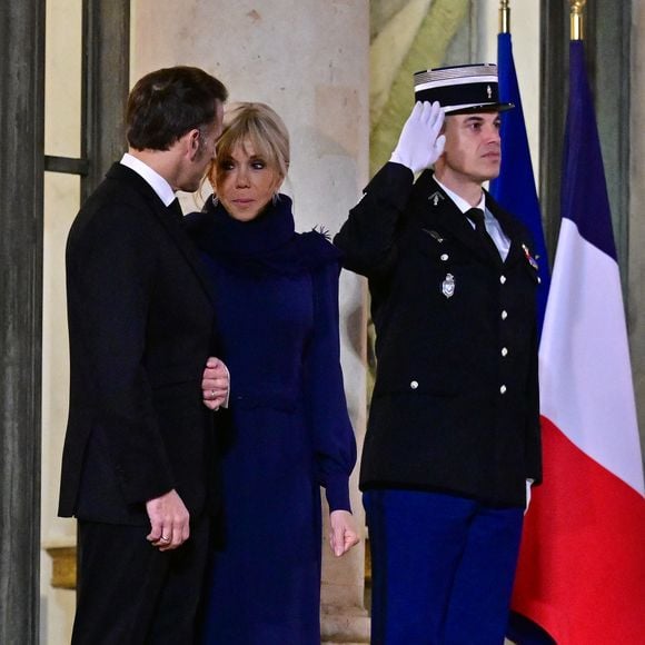 Le président Emmanuel Macron et sa femme Brigitte Macron - Le président de la République française et sa femme accueillent le premier ministre de la Croatie et sa femme au palais de l'Elysée à Paris le 8 décembre 2025.

© Christian Liewig / Bestimage