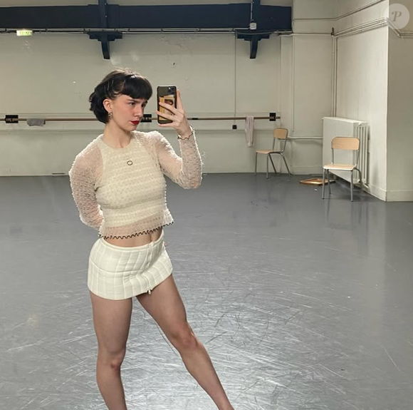 Jeanne, sa sœur, est danseuse et réalise des films.

Jeanne, la sœur de Cyprien, champion des "12 Coups de midi", sur TF1.