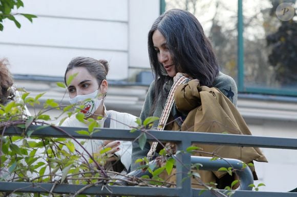 Aël Pagny (fille de Florent Pagny) et sa mère Azucena Caamaño (Caamano) - Arrivées de l'émission "Vivement Dimanche" qui sera diffusée le 21 novembre 2021 au studio Gabriel à Paris, France, le 03 novembre 2021. 
© Christophe Clovis / Bestimage