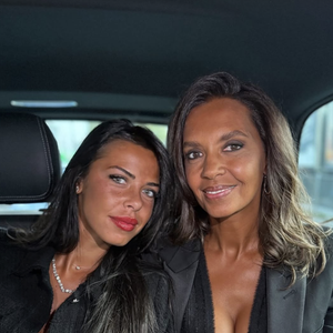 Sa fille Alya et sa mère ont assisté à ce moment d’émotion, entourées de proches et de personnalités.

Karine Le Marchand a reçu des mains de Rachida Dati, la ministre de la Culture, la médaille de Chevalier des Arts et Lettres lundi 22 septembre 2025 à Paris via Instagram @karine.le.marchand