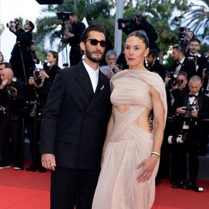 Pierre Niney et sa compagne Natasha Andrews - Montée des marches du film " Histoires parallèles " lors du 79ème Festival International du Film de Cannes, le 14 mai 2026. © Olivier Borde / Bestimage
