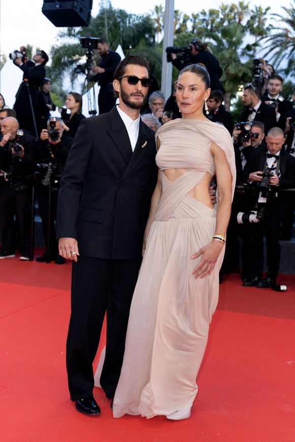 Pierre Niney et sa compagne Natasha Andrews - Montée des marches du film " Histoires parallèles " lors du 79ème Festival International du Film de Cannes, le 14 mai 2026. © Olivier Borde / Bestimage