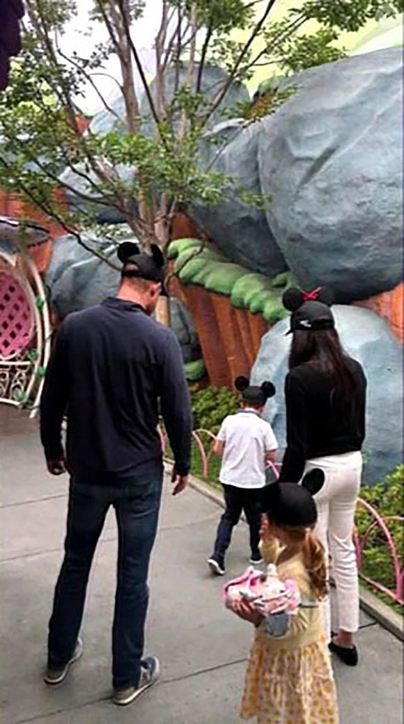 Le prince Harry révèle que Space Mountain est son attraction préférée dans les parcs d'attractions – grâce à la princesse Diana –, lors de son apparition avec son épouse Meghan Markle dans l'émission spéciale d'ABC célébrant le 70e anniversaire de Disneyland. Photo par Backgrid UK/ Bestimage