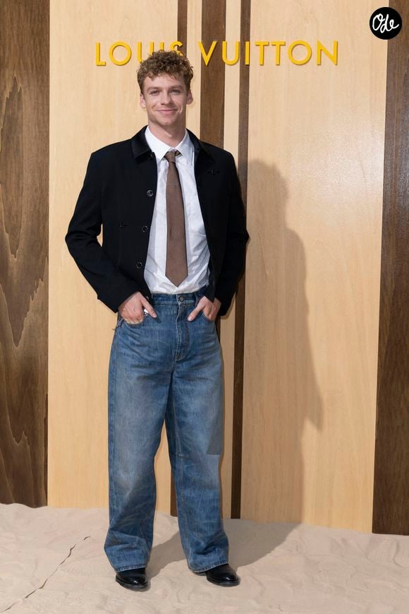 Il s'est toutefois fixé une limite très claire : "Je ne veux pas étaler toute ma vie à la télévision."

Léon Marchand - Photocall du défilé de mode Louis Vuitton Prêt à Porter Collection Homme Printemps/Été 2027 lors de la Fashion Week de Paris le 23 juin 2026. © Olivier Borde / Bestimage