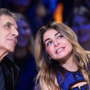 Exclusif - Julien Clerc, Julie Zenatti lors de l'enregistrement de l'émission "La Boîte à secrets", présentée par F.Bollaert et diffusée le 2 janvier 2026 sur France 3, dans les studios du Lendit à Saint-Denis, France, le 1er décembre 2025. © Cyril Moreau/Bestimage