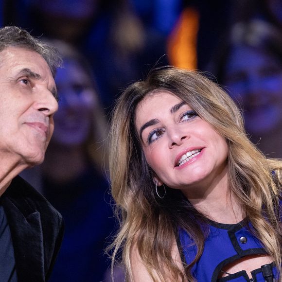 Exclusif - Julien Clerc, Julie Zenatti lors de l'enregistrement de l'émission "La Boîte à secrets", présentée par F.Bollaert et diffusée le 2 janvier 2026 sur France 3, dans les studios du Lendit à Saint-Denis, France, le 1er décembre 2025. © Cyril Moreau/Bestimage