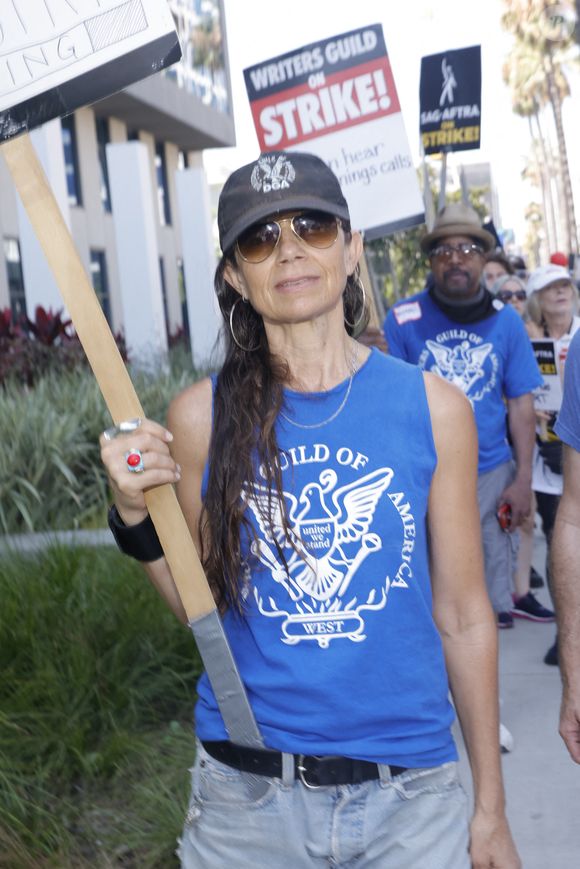 L'actrice Justine Bateman soutient les grévistes à Los Angeles le 14 septembre 2023