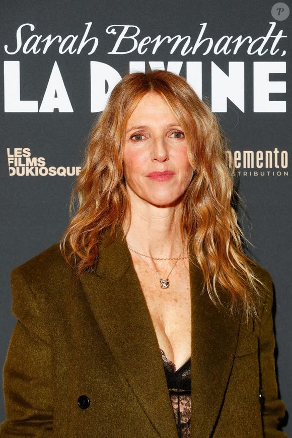 Elle est la fille de Sandrine Kiberlain

Sandrine Kiberlain au photocall de la première du film "Sarah Bernhardt, la divine" au cinéma Pathé Palace à Paris le 10 décembre 2024. © Christophe Clovis / Bestimage