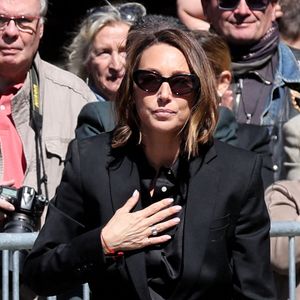 Laura Smet traverse une période de deuil intense, marquée par la récente disparition de sa mère, Nathalie Baye, après la perte de son père, Johnny Hallyday. 

Laura Smet - Sorties des obsèques de Nathalie Baye en l'église Saint-Sulpice à Paris. © Dominique Jacovides - Coadic Guirec / Bestimage
