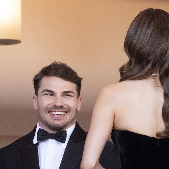 Antoine Dupont et sa compagne Iris Mittenaere - Antoine Dupont et sa compagne Iris Mittenaere se retrouvent sur les marches  du film « Dossier 137 » lors du 78ème Festival International du Film de Cannes le 15 mai 2025.

© Jacovides / Moreau / Bestimage