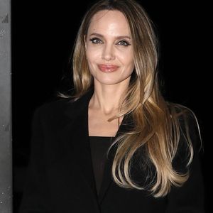 Au contraire, elle considère cette période comme une opportunité de redécouverte personnelle, loin des injonctions sociales qui poussent insidieusement les femmes à redouter le célibat au détriment de leur épanouissement personnel.

L'actrice et réalisatrice Angelina Jolie a montré son charme et sa grâce en saluant les fans pendant environ 15 minutes lors de la projection et de la séance de questions-réponses de son dernier film Maria à Hollywood. Backgrid USA / Bestimage