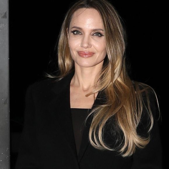 Au contraire, elle considère cette période comme une opportunité de redécouverte personnelle, loin des injonctions sociales qui poussent insidieusement les femmes à redouter le célibat au détriment de leur épanouissement personnel.

L'actrice et réalisatrice Angelina Jolie a montré son charme et sa grâce en saluant les fans pendant environ 15 minutes lors de la projection et de la séance de questions-réponses de son dernier film Maria à Hollywood. Backgrid USA / Bestimage