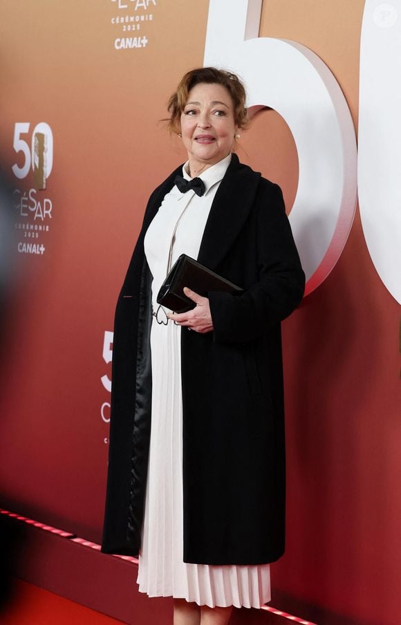 Et d'ajouter : “Je m’y évade dès que possible (...) je profite de la nature et du silence, que seuls les sangliers viennent perturber. Ce lieu, ses paysages, ses couleurs sont devenus fondamentaux pour mon équilibre.”

Catherine Frot  - Photocall de la 50ème édition de la cérémonie des César à l'Olympia à Paris, France, le 28 février 2025 © Dominique Jacovides - Olivier Borde / Bestimage