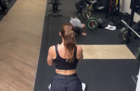 Vitaa en pleine séance à la salle de sport.