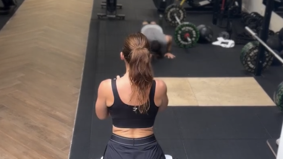 Vitaa en pleine séance à la salle de sport.