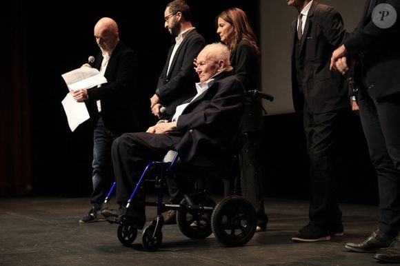 Philipe Bouvard assiste à la projection du documentaire "Les Mille et une vies de Philippe Bouvard" (Paris Première) au théâtre de la Croisette à Cannes, le 30 novembre 2024.