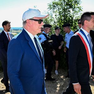 No Tabloïds - Le prince Albert II de Monaco, la princesse Charlène de Monaco, le prince Jacques de Monaco, marquis des Baux, et la princesse Gabriella de Monaco, comtesse de Carladès, ont été accueillis à Mur-de-Barrez en aveyron par M. Pierre Ignace, le maire de la commune et membre de la délégation officielle française lors de la récente visite d’État à Monaco. Une nouvelle médiathèque, créée par la Communauté de communes Aubrac-Carladez-Viadène, a été officiellement baptisée Médiathèque Princesse Gabriella, le 9 juillet 2025. © Bruno Bebert/Bestimage