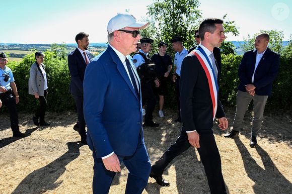 No Tabloïds - Le prince Albert II de Monaco, la princesse Charlène de Monaco, le prince Jacques de Monaco, marquis des Baux, et la princesse Gabriella de Monaco, comtesse de Carladès, ont été accueillis à Mur-de-Barrez en aveyron par M. Pierre Ignace, le maire de la commune et membre de la délégation officielle française lors de la récente visite d’État à Monaco. Une nouvelle médiathèque, créée par la Communauté de communes Aubrac-Carladez-Viadène, a été officiellement baptisée Médiathèque Princesse Gabriella, le 9 juillet 2025. © Bruno Bebert/Bestimage