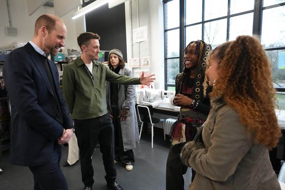 Le Prince de Galles s'entretient avec des étudiants lors d'une visite à la London Screen Academy, afin de rencontrer et de mettre en lumière la prochaine génération de cinéastes et de professionnels de la création britanniques, le mercredi 12 février 2025. Kirsty Wigglesworth/PA Wire