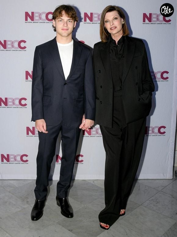 Aujourd’hui, il incarne un héritier discret dont le parcours reste ouvert, entre héritage familial prestigieux et choix de vie encore peu médiatisés.

New York, NY - La National Breast Cancer Coalition organise un gala à New York en l'honneur de Linda Evangelista et d'autres personnalités au Metropolitan Club. Backgrid USA / Bestimage
