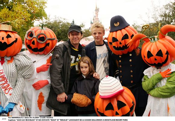 Jean-Luc Reichmann a eu trois enfants d'une précédente union, ses aînés s'appellent Hugo, Swann et Rosalie...

Jean-Luc Reichmann, son fils Hugo et sa fille Rosalie au lancement de la saison Halloween à Disneyland Paris, le 04/10/2004. Photo Bestimage