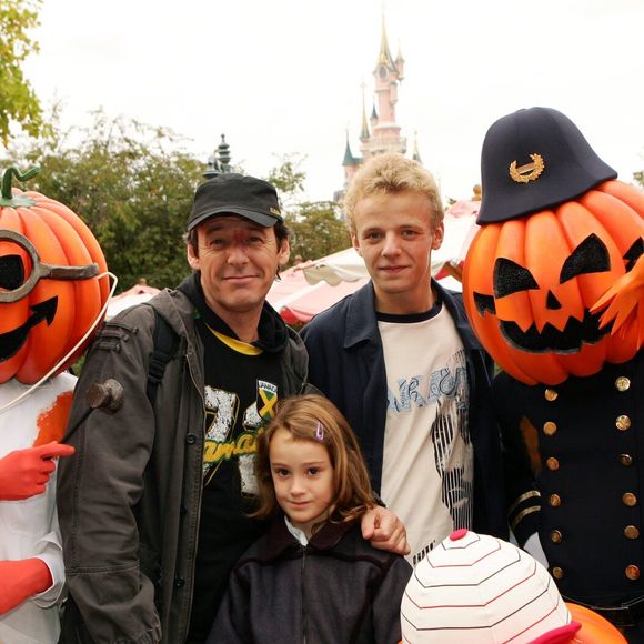 Jean-Luc Reichmann a eu trois enfants d'une précédente union, ses aînés s'appellent Hugo, Swann et Rosalie...

Jean-Luc Reichmann, son fils Hugo et sa fille Rosalie au lancement de la saison Halloween à Disneyland Paris, le 04/10/2004. Photo Bestimage